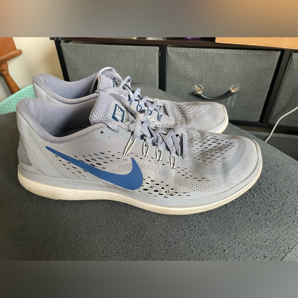 Nike Men's Athletic Shoes in Gray with Blue Accents